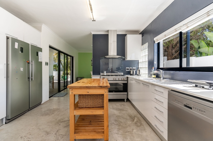 5 Bedroom Property for Sale in Fresnaye Western Cape